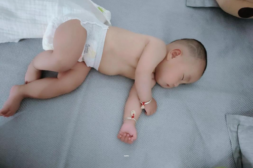 老河口宝宝胳膊上起红疙瘩